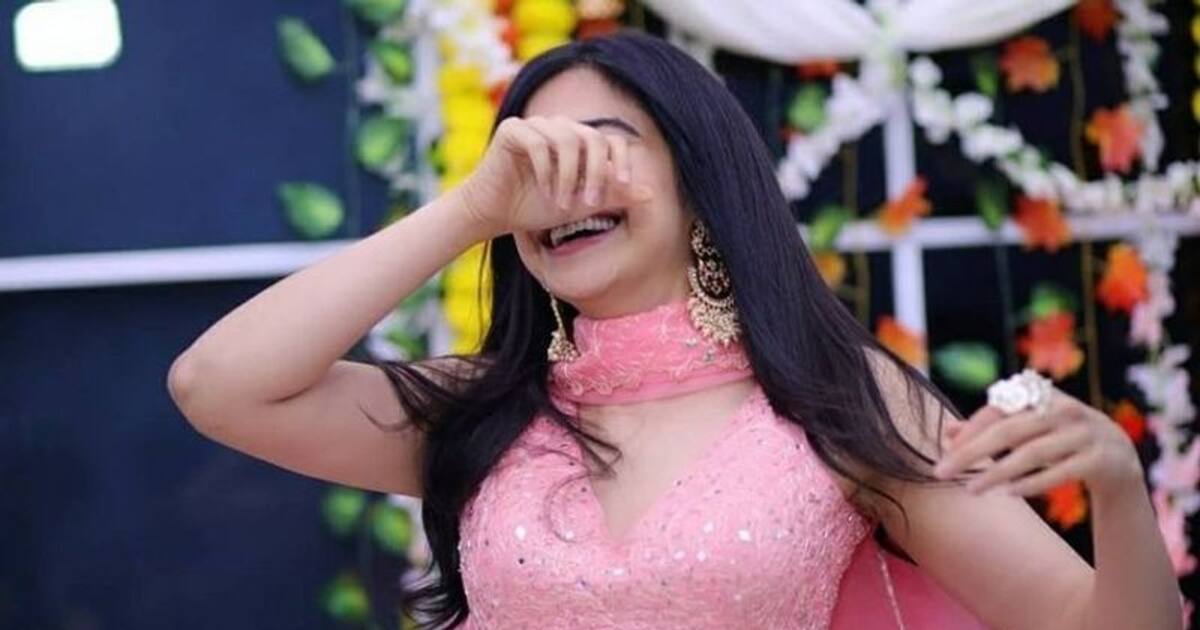 இடையில்  பிட்டு துணி.. முகத்தில் கள்ளச்சிரிப்பு... புகைப்படம் மூலம் ஆதா சர்மா சொல்லும் ரகசியம் என்ன?..