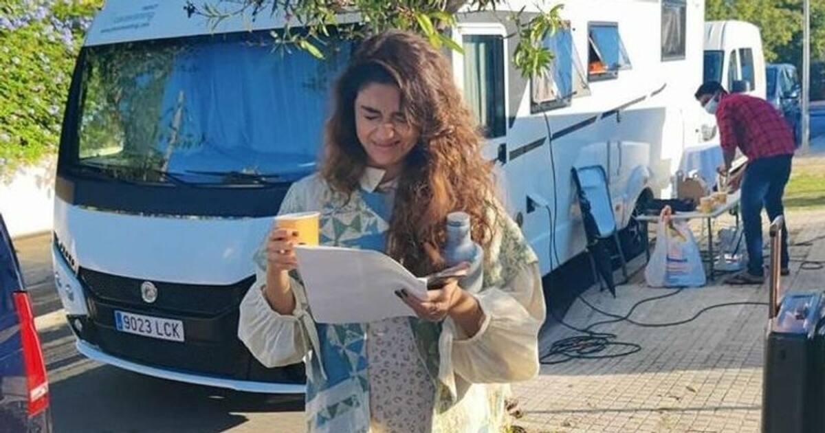 கலைந்த முடி...கையில் பேப்பர் கப்..வீடிழந்த கீர்த்தி சுரேஷ்.. டைலாக் பேப்பருடன் எங்க போறாங்க தெரியுமா?..