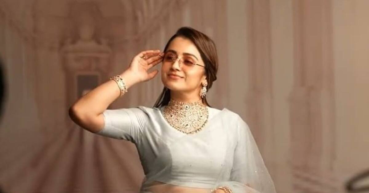 Actress Trisha : சேலையில் மொத்த அழகையும் காட்டி... செதுக்கி வைத்த சிலையாய் போஸ் கொடுத்த திரிஷா...!