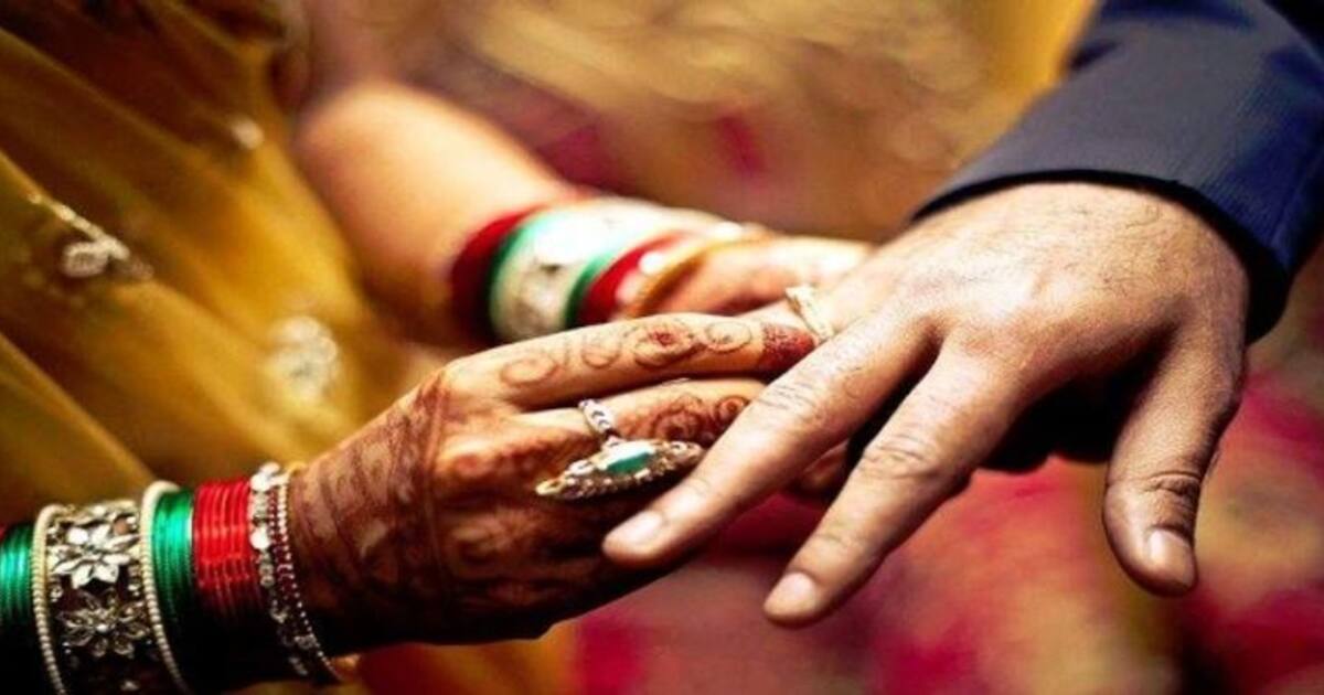 எங்களைத் தொந்தரவு செய்யாதே அப்பா...  கல்யாண போட்டோவை வெளியிட்டு ஷாக் கொடுத்த சிறுமி..!