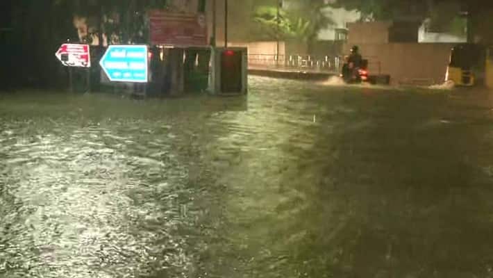 Tamil Nadu rains: Chennai submerged as downpour brings state to standstill, three dead; IMD issues red alert-dnm Tamil Nadu rains: Chennai submerged as downpour brings state to standstill, three dead; IMD issues red alert-dnm