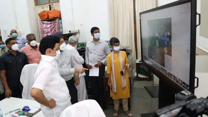 Chief Minister MK Stalin suddenly came to the Ribbon House in Chennai at midnight and inspected the Corporation Disaster Management Center in chennai rains