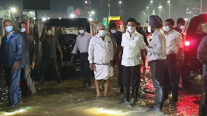 Chief Minister MK Stalin suddenly came to the Ribbon House in Chennai at midnight and inspected the Corporation Disaster Management Center in chennai rains Chief Minister MK Stalin suddenly came to the Ribbon House in Chennai at midnight and inspected the Corporation Disaster Management Center in chennai rains