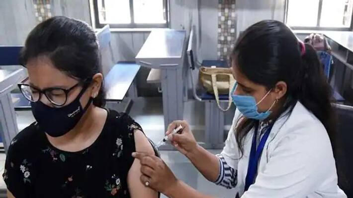 Teenagers Vaccination Kerala administers 98084 dose on day two Teenagers Vaccination Kerala administers 98084 dose on day two