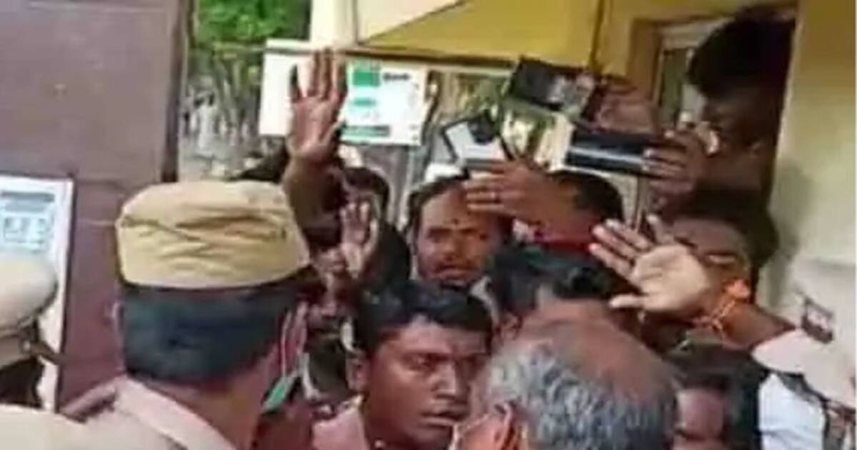 பள்ளி என்ன ஆர்.எஸ்.எஸ் கூடாரமா ? பொங்கியெழுந்த நாம் தமிழர் கட்சி.. திடீர் போராட்டத்தால் ‘சர்ச்சை’