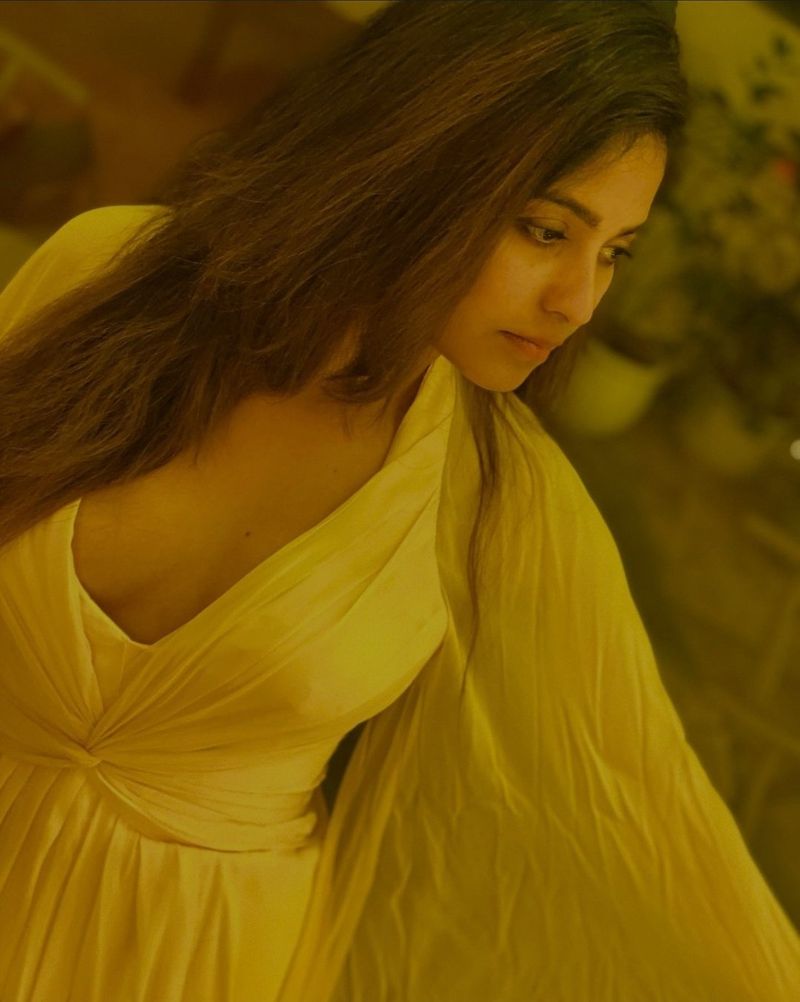 Alluring Actress anjali latest yellow color dress Glamorous look fire in internet