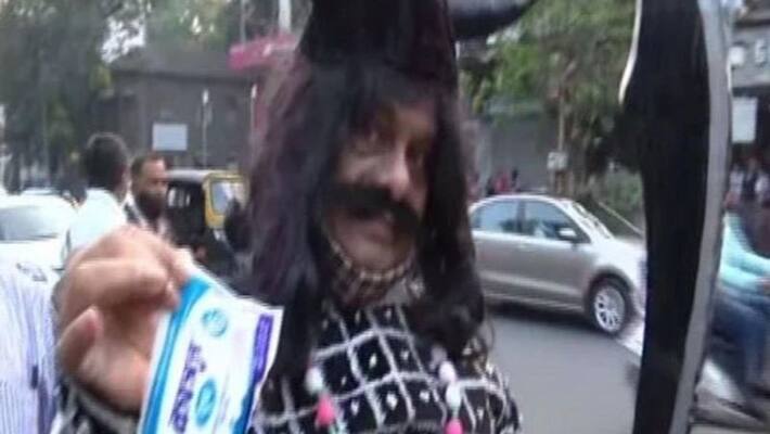 Pune man distributes milk in street and urges people to give up alcohol on the new year day Pune man distributes milk in street and urges people to give up alcohol on the new year day