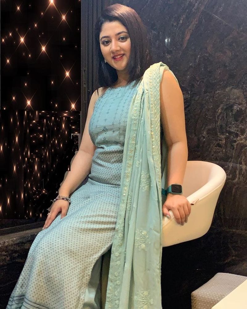 Suriya and jyothika starring sillunu oru kadhal movie child artist shriya sharma latest photos