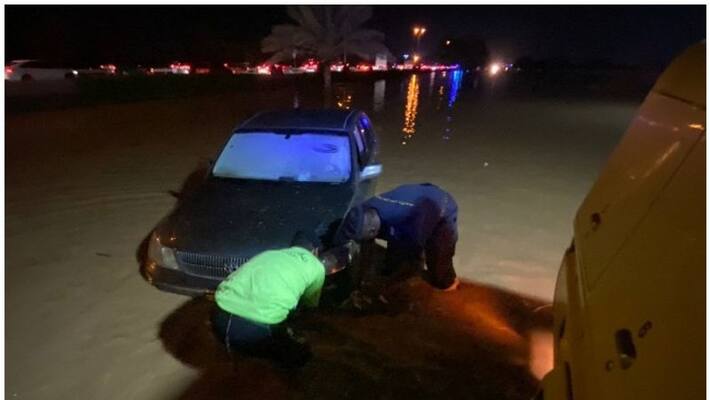 people rescued in Oman after they detained in Wadi Al-Salaha stream people rescued in Oman after they detained in Wadi Al-Salaha stream