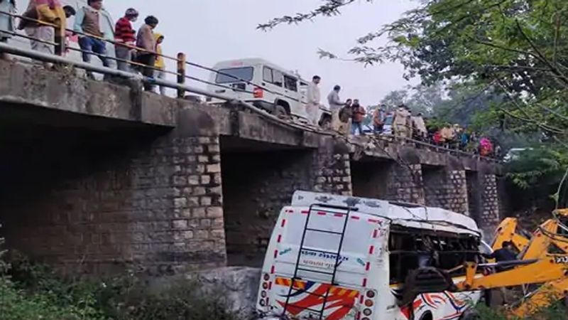 madhya pradesh bus accident fell into a river in alirajpur many people died kpr