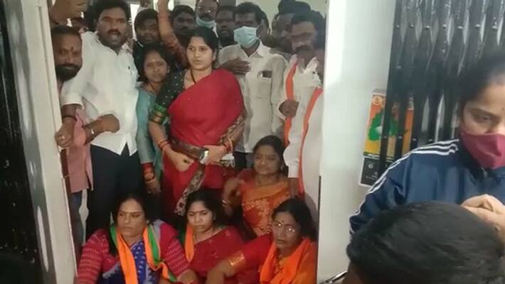 high tension at bjp telangana chief bandi sanjay karimnagar office high tension at bjp telangana chief bandi sanjay karimnagar office