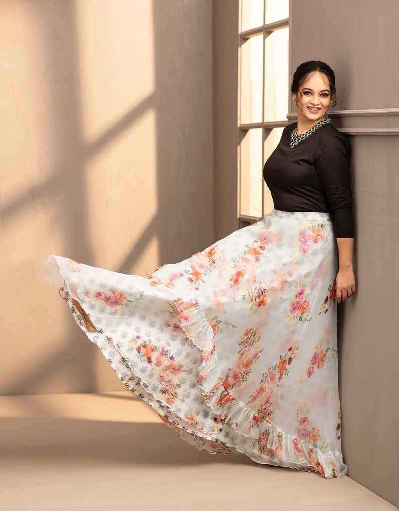 Alluring biggboss suja varunee Stunning Look recent pictures