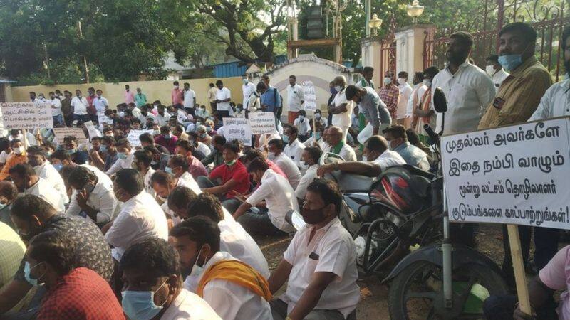 Bar owners association protests in front of the house of Minister of Prohibition and Excise Senthil Balaji in Chennai alleging irregularities in the Tasmac bar tender