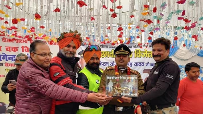 After retirement, Captain Yogendra Yadav grand welcome to his village in bulandshahr SSA After retirement, Captain Yogendra Yadav grand welcome to his village in bulandshahr SSA