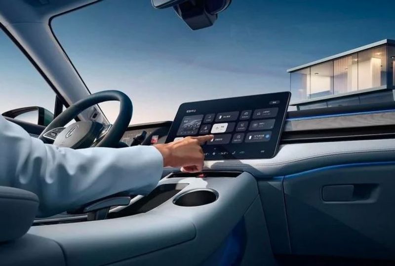 Huawei Mobile manufacturer launches electric SUV runs 1200 km on full charge looks like Porsche Macan
