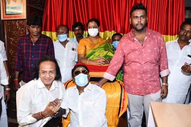 actor and politicial vijayakanth meet him fans and party members