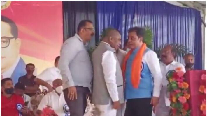Congress MP D K Suresh fight with Karnataka minister Ashwath Narayan at public event Congress MP D K Suresh fight with Karnataka minister Ashwath Narayan at public event