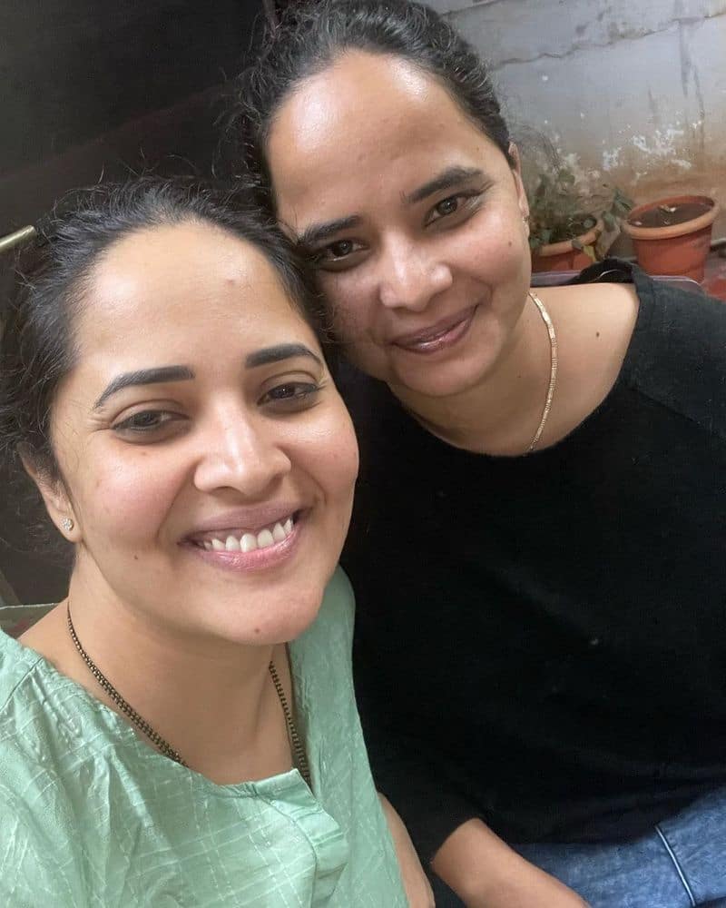 anasuya without make up photos trending netizens comments it is big scam