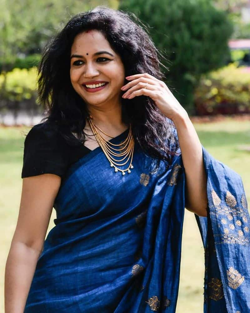 singer sunitha in embroidery net saree – Boutiquesarees.com