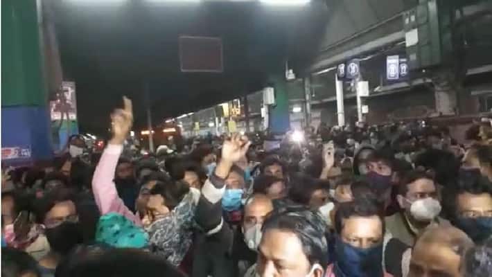 no local train from 5 pm,Howrah station is abuzz with passengers protesting bpsb no local train from 5 pm,Howrah station is abuzz with passengers protesting bpsb