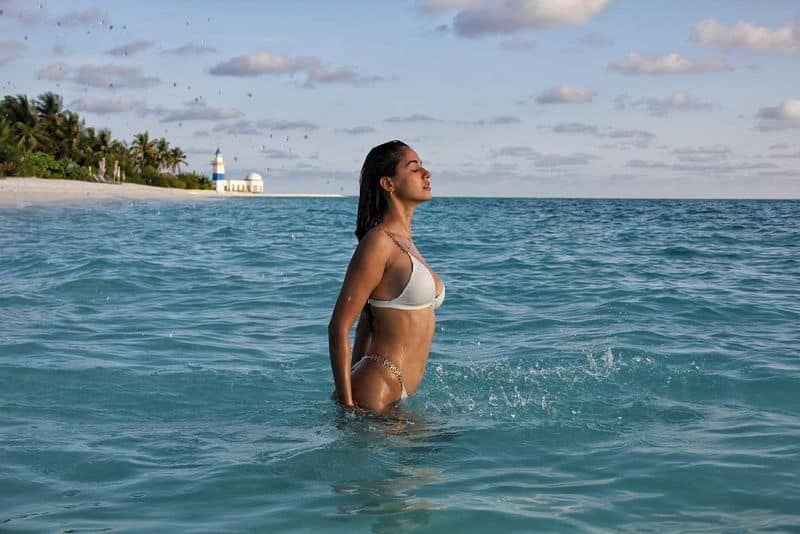 Disha Patani flaunts her perfect curves in new bikini PIC dpl