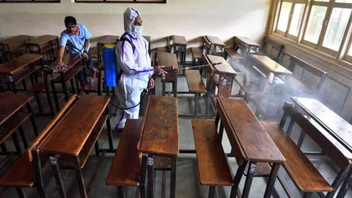 Mumbai Schools For Classes 1 To 9, 11 Closed Till January 31 Due to rise in covid 19 cases dva Mumbai Schools For Classes 1 To 9, 11 Closed Till January 31 Due to rise in covid 19 cases dva