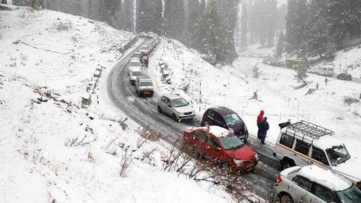 Pakistan beutiful Hill station Murree suffers disaster, many dead, more than 1000 cars stuck due to snowfall, DVG Pakistan beutiful Hill station Murree suffers disaster, many dead, more than 1000 cars stuck due to snowfall, DVG