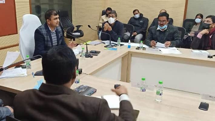 Home isolation patients found roaming outside the house will be sent to the hospital the district administration has decided Home isolation patients found roaming outside the house will be sent to the hospital the district administration has decided