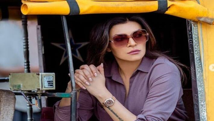 Sushmita Sen was seen sitting in an autorickshaw leaving an expensive car photos goes viral NTP Sushmita Sen was seen sitting in an autorickshaw leaving an expensive car photos goes viral NTP
