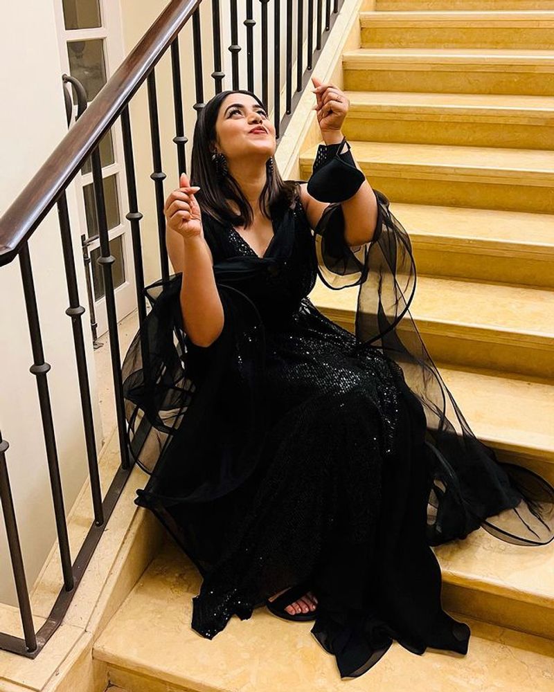 dhee purna mind block in black dress latest photos fire on internet