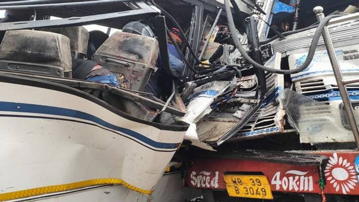 झारखंड में ट्रक की टक्कर से बस में सवार 10 लोगों की मौत, बॉडी से काटकर  निकाले जा रहे शव | Jharkhand Pakur road accident Collision between truck  and bus bodies of