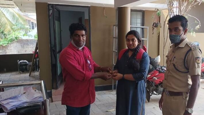 The Jewellery that fell off the train was recovered in Kuttippuram The Jewellery that fell off the train was recovered in Kuttippuram