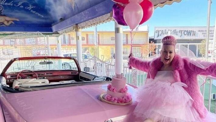 this woman from Las Vegas marries pink colour this woman from Las Vegas marries pink colour