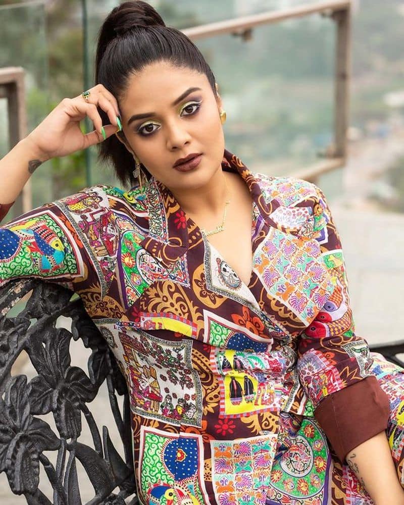Sreemukhi like a lady boss in trendy outfit, photos viral
