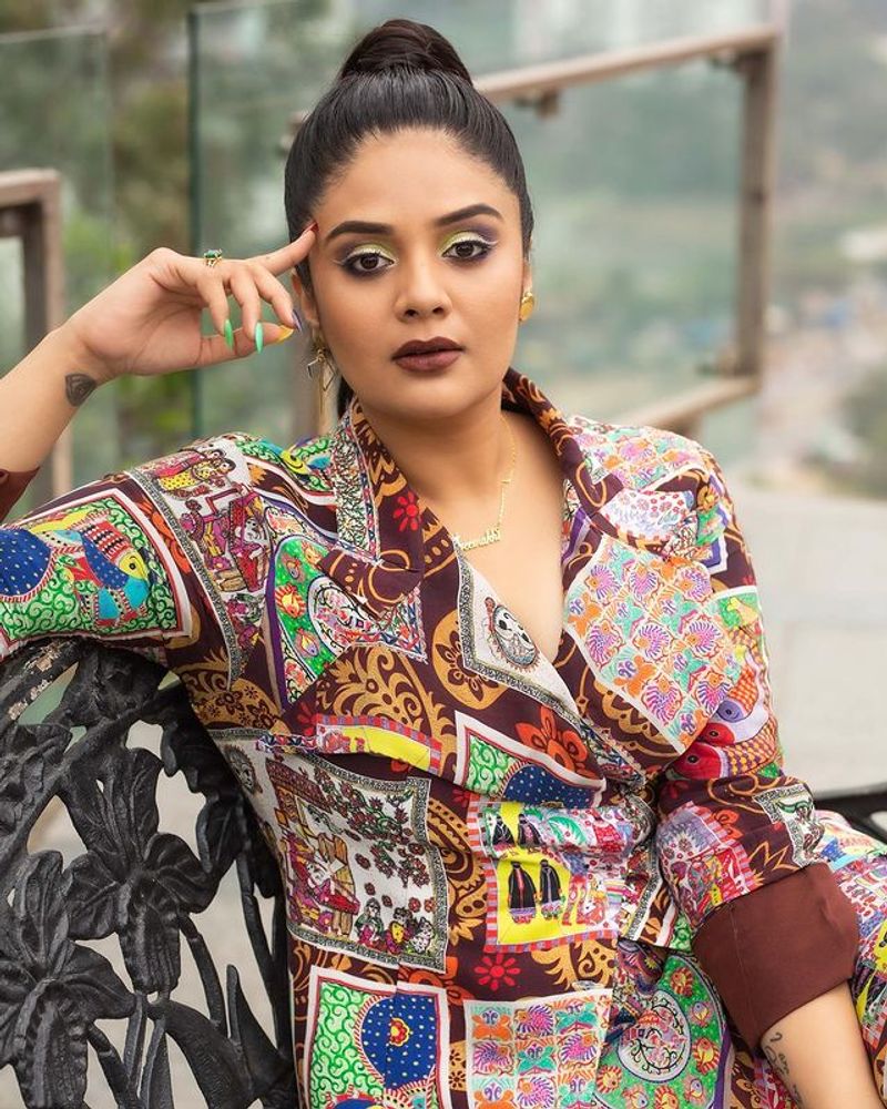 Sreemukhi like a lady boss in trendy outfit, photos viral