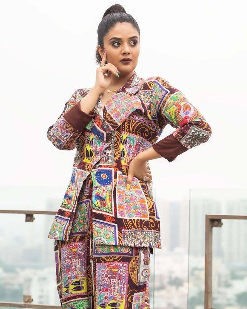 Sreemukhi like a lady boss in trendy outfit, photos viral