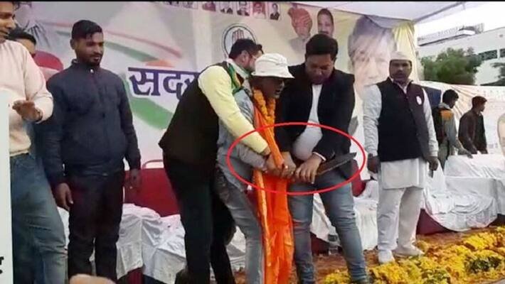 Uttarakhand Udham Singh Nagar Kashipur Former CM Harish Rawat man for allegedly brandishing a knife during an event organized by Congress UDT Uttarakhand Udham Singh Nagar Kashipur Former CM Harish Rawat man for allegedly brandishing a knife during an event organized by Congress UDT