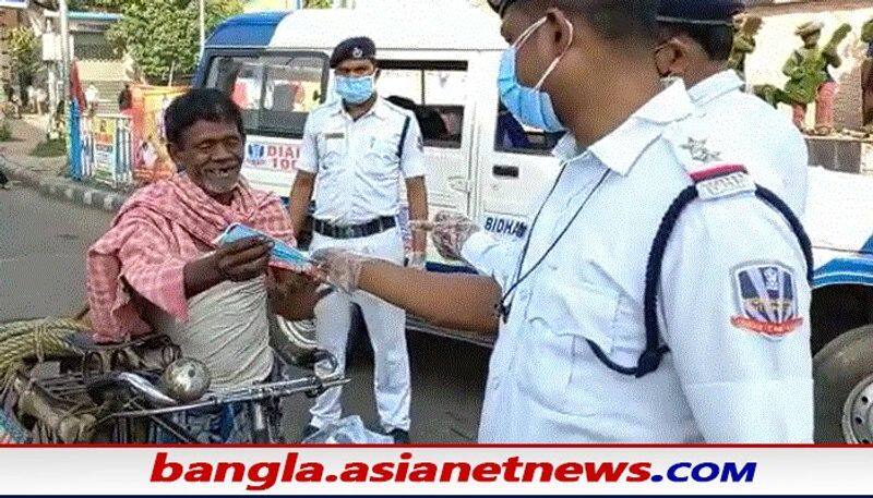 Police have distributes mask in the streets of the distrit including Kolkata in covid situation RTB