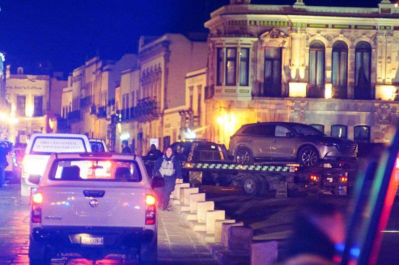Ten bodies found in a car outside Mexican state governors office