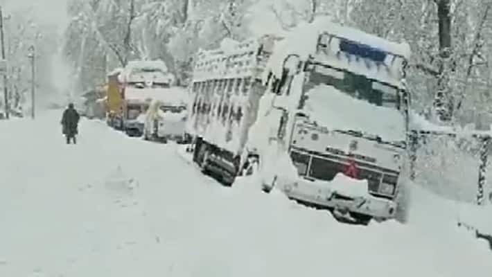 heavy rain and snowfall in jammu kashmir srinagar highway closed Snowfall at Mata Vaishno Devi pwt heavy rain and snowfall in jammu kashmir srinagar highway closed Snowfall at Mata Vaishno Devi pwt