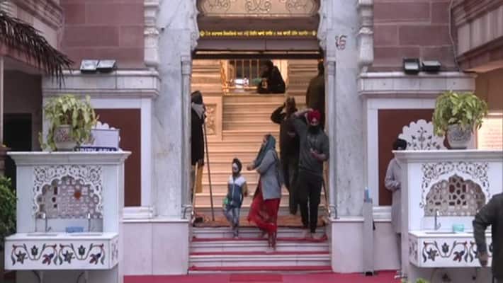 US man helps out in Delhi Gurudwara by making rotis. Desi Internet is impressed US man helps out in Delhi Gurudwara by making rotis. Desi Internet is impressed