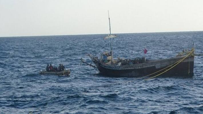 pakistan boat found 11 km inside Indian waters tried to flee from Indian coast guard bsm pakistan boat found 11 km inside Indian waters tried to flee from Indian coast guard bsm