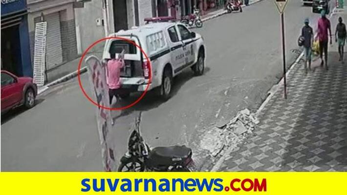 Handcuffed Prisoner Escapes From Police vehicle video goes viral akb Handcuffed Prisoner Escapes From Police vehicle video goes viral akb