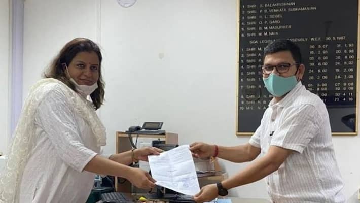 Goa Election 2022 Independent MLA Prasad Gaonkar submits his resignation to Legislative Assembly Secretary Namrata Ulman stb Goa Election 2022 Independent MLA Prasad Gaonkar submits his resignation to Legislative Assembly Secretary Namrata Ulman stb