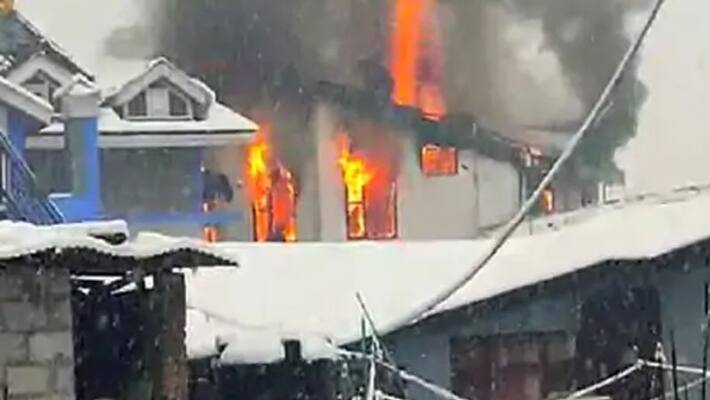 himachal news fire incident in five storey house on heavy snowfall in manali kpr himachal news fire incident in five storey house on heavy snowfall in manali kpr