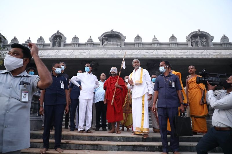 telangana cm kcr meet chinna jeeyar swamy at muchintal