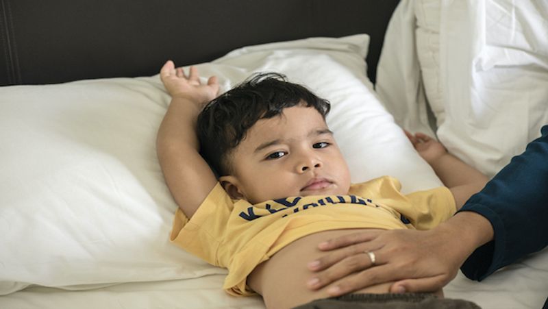 Omicron symptoms: children affected by covid 19 witnessing high fever shivering, said- Child specialist dva