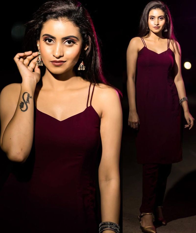 young anchor deepika pilli mesmarizing poses she looks pretty in purple color trendy wear
