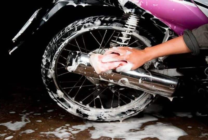 Bike Wash: Keep these 4 things in mind while washing bike otherwise there can be a big loss to you