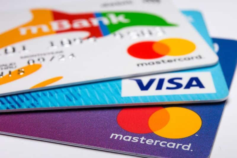 These credit cards charge low annual fee better offer
